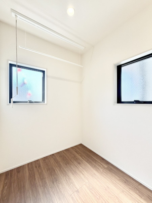 ���̑� �QF�o���R�j�[���̍L�X�Ƃ�Ƃ�̂��郉���h���[�X�y�[�X�B  