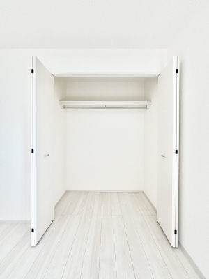 ���[ �m���̃N���[�[�b�g�B���s��������̂Ō���̈ߗނ�����������܂�܂��B