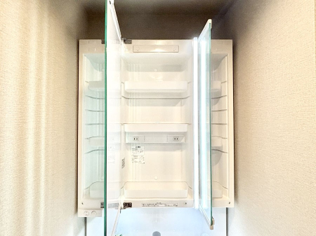 ���̑����� �O�ʋ��̗��ɁA���ϕi��q���p�i�Ȃǂ����[�\�B���ʑ����������ƕۂ��܂��I