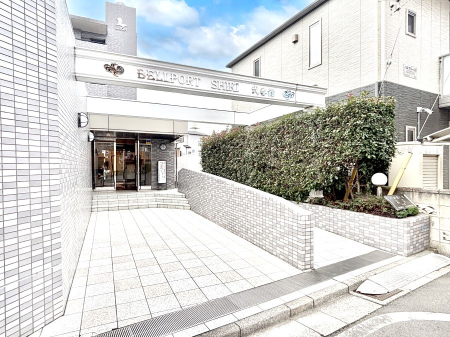 �G���g�����X �O�� �Y��ȃG���g�����X�́A���Z�҂�D�����}������Ă���܂�  