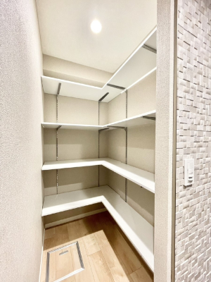 ���[ ���ւɂ͉��I�t���̎��[�X�y�[�X�I���p�i�̃X�g�b�N�Ȃǂ�����������[�ł��܂��B