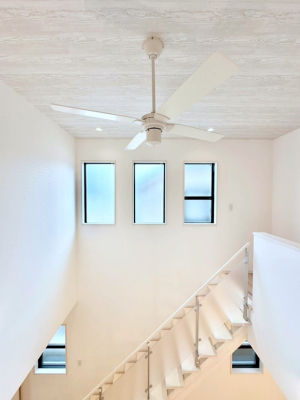 ���r���O �������̂��郊�r���O�I�z���������S�̂𖾂邭�Ƃ炵�A���r���O�S�̂��J�����̂����ԂɂȂ�܂��B