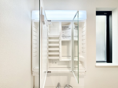 ���ʑ�E���ʏ� �O�ʋ��̗��ɁA���ϕi��q���p�i�Ȃǂ����[�\�B���ʑ����������ƕۂ��܂��I  