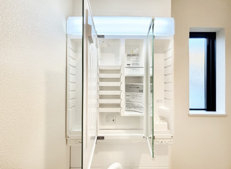 ���ʑ�E���ʏ� �O�ʋ��̗��ɁA���ϕi��q���p�i�Ȃǂ����[�\�B���ʑ����������ƕۂ��܂��I  