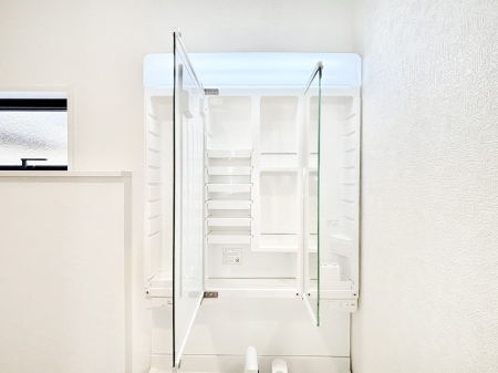 ���̑����� �O�ʋ��̗��ɁA���ϕi��q���p�i�Ȃǂ����[�\�B���ʑ����������ƕۂ��܂��I