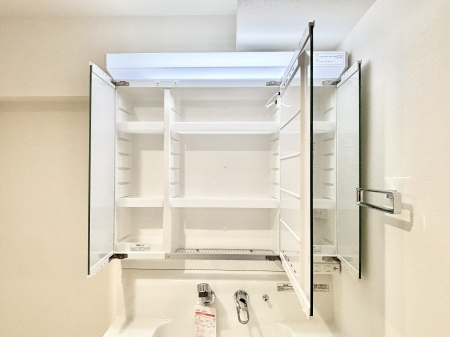 ���̑����� �O�ʋ��̗��ɁA���ϕi��q���p�i�Ȃǂ����[�\�B���ʑ����������ƕۂ��܂��I