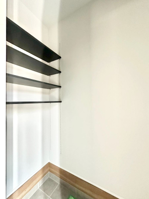 ���[ �V���[�Y�C���N���[�N�t���I�J���x�r�[�J�[���u���܂��B 