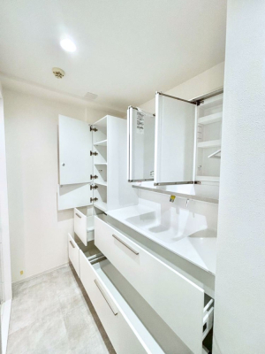 ���̑����� �O�ʋ��̗��ɁA���ϕi��q���p�i�Ȃǂ����[�\�B���ʑ����������ƕۂ��܂��I