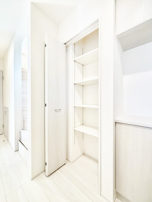 ���[ ���փz�[�����[�B�����Ղ�̎��[�X�y�[�X�ŉ��K�ɕ�点�����B