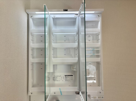 ���ʑ�E���ʏ� �O�ʋ��̗��ɁA���ϕi��q���p�i�Ȃǂ����[�\�B���ʑ����������ƕۂ��܂��I  