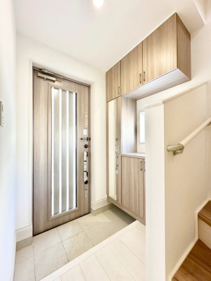 ���� �K���X�X���b�g�̓��������փh�A�������Ɍ���͂��Ă���܂�