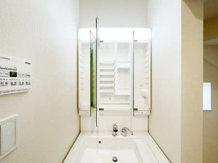 ���̑����� �O�ʋ��̗��ɁA���ϕi��q���p�i�Ȃǂ����[�\�B���ʑ����������ƕۂ��܂��I