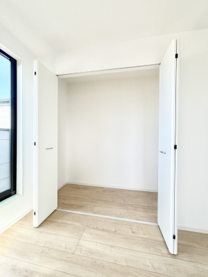 ���[ �m���̃N���[�[�b�g�B���s��������̂Ō���̈ߗނ�����������܂�܂��B