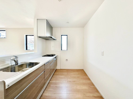 �L�b�`�� �u�₩�ȕ����ʂ蔲����L�b�`���B��������̂Ŗ��邭���C�ɂ��𗧂��܂��B�@