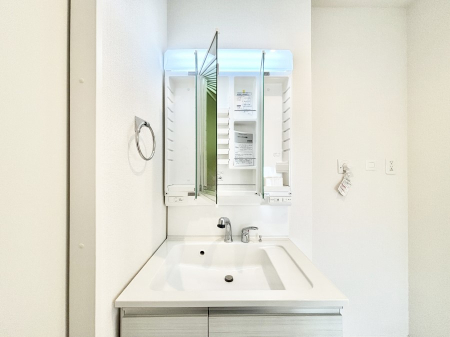 ���ʑ�E���ʏ� �O�ʋ��̗��ɁA���ϕi��q���p�i�Ȃǂ����[�\�B���ʑ����������ƕۂ��܂��I  