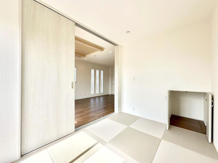 ���̑����� ���r���O�Ɨׂ荇���Ă���a���B�ق��ƈꑧ�ł���a�̋�Ԃ��Y�ꂸ�ɁB 