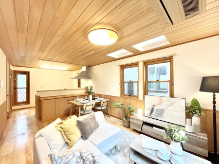 ̑ Ƒ̏Ί炪RƐ܂ĂAȕ͋C̃_CjOɎdオĂ܂ 