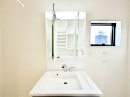 ���̑����� �O�ʋ��̗��ɁA���ϕi��q���p�i�Ȃǂ����[�\�B���ʑ����������ƕۂ��܂��I