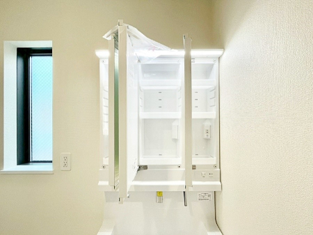 ���ʑ�E���ʏ� �O�ʋ��̗��ɁA���ϕi��q���p�i�Ȃǂ����[�\�B���ʑ����������ƕۂ��܂��I