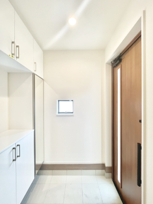 ���� �K���X�X���b�g�̓��������փh�A�������Ɍ���͂��Ă���܂�