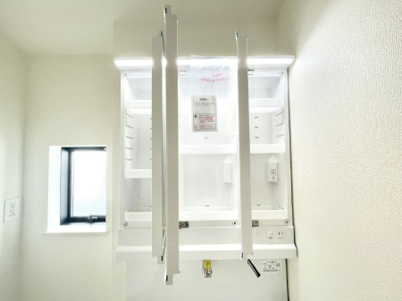 ���̑����� �O�ʋ��̗��ɁA���ϕi��q���p�i�Ȃǂ����[�\�B���ʑ����������ƕۂ��܂��I