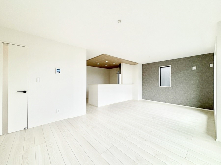 ̑ Ƒ̏Ί炪RƐ܂ĂAȕ͋C̃_CjOɎdオĂ܂ 