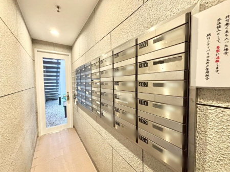 ���̑� �|�X�g�̓G���g�����X���ɂ���̂ŉJ�ɔG�ꂸ�X�ւ��󂯎��܂��ˁI