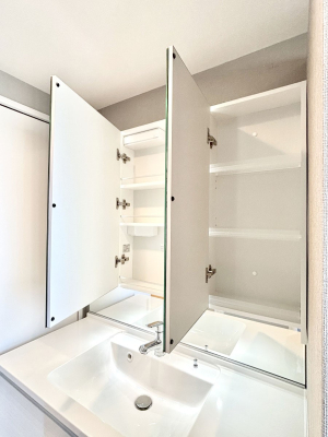 ���̑����� �O�ʋ��̗��ɁA���ϕi��q���p�i�Ȃǂ����[�\�B���ʑ����������ƕۂ��܂��I