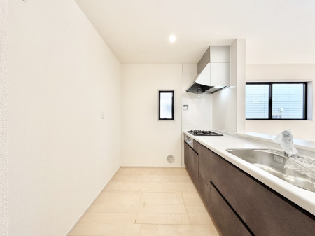 �L�b�`�� �u�₩�ȕ����ʂ蔲����L�b�`���B��������̂Ŗ��邭���C�ɂ��𗧂��܂��B�@