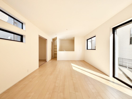 ���r���O ���邢�z���������A�����̕��͋C�ɖ�������郊�r���O�E�_�C�j���O�B  