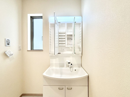 ���̑����� �O�ʋ��̗��ɁA���ϕi��q���p�i�Ȃǂ����[�\�B���ʑ����������ƕۂ��܂��I