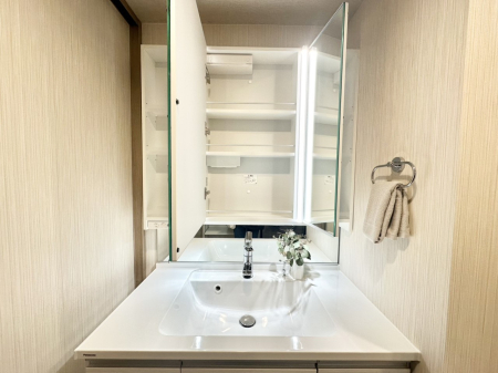 ���̑����� �O�ʋ��̗��ɁA���ϕi��q���p�i�Ȃǂ����[�\�B���ʑ����������ƕۂ��܂��I