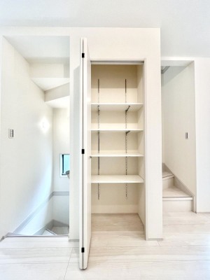 ���̑����� ���r���O���[�B�����Ɏ��[������ƕ����W�܂�LDK���X�b�L���Еt�������ł��ˁB  