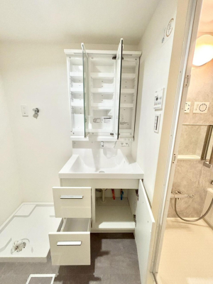 ���̑����� �O�ʋ��̗��ɁA���ϕi��q���p�i�Ȃǂ����[�\�B���ʑ����������ƕۂ��܂��I