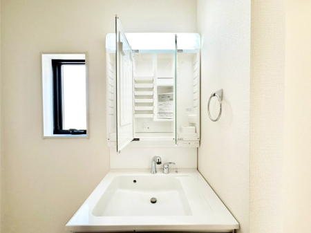 ���̑����� �O�ʋ��̗��ɁA���ϕi��q���p�i�Ȃǂ����[�\�B���ʑ����������ƕۂ��܂��I