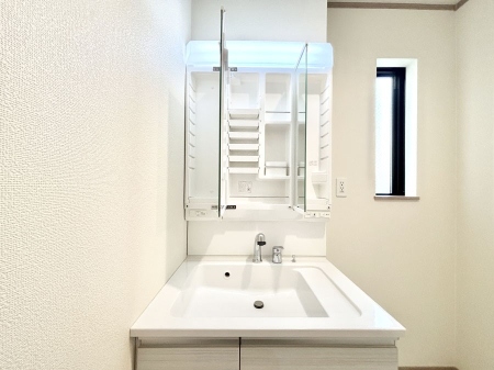 ���̑����� �O�ʋ��̗��ɁA���ϕi��q���p�i�Ȃǂ����[�\�B���ʑ����������ƕۂ��܂��I