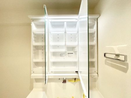 ���̑����� �O�ʋ��̗��ɁA���ϕi��q���p�i�Ȃǂ����[�\�B���ʑ����������ƕۂ��܂��I