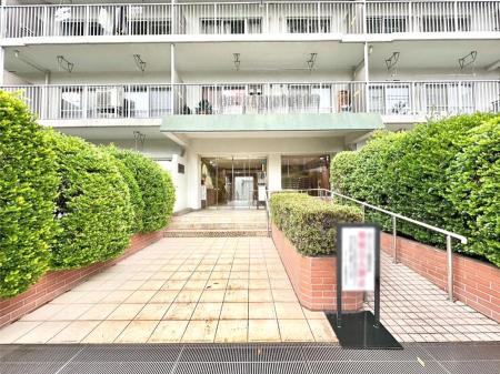 �G���g�����X �O�� �Y��ȃG���g�����X�́A���Z�҂�D�����}������Ă���܂�  