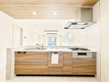 �L�b�`�� ���r���O�ŗV�Ԃ��q�l�������Ȃ��炨�������ł���ΖʃL�b�`��