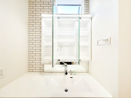 ���ʑ�E���ʏ� �O�ʋ��̗��ɁA���ϕi��q���p�i�Ȃǂ����[�\�B���ʑ����������ƕۂ��܂��I