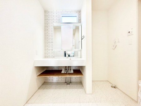 ���̑� ����������z���C�g�J���[����Ƃ��������h���[�X�y�[�X