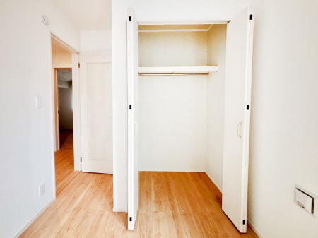 ���[ �m���̃N���[�[�b�g�B���s��������̂Ō���̈ߗނ�����������܂�܂��B