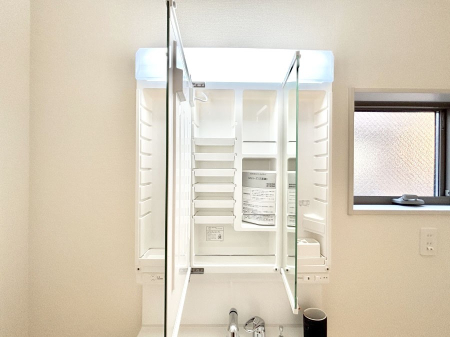 ���̑����� �O�ʋ��̗��ɁA���ϕi��q���p�i�Ȃǂ����[�\�B���ʑ����������ƕۂ��܂��I