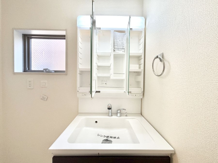 ���̑����� �O�ʋ��̗��ɁA���ϕi��q���p�i�Ȃǂ����[�\�B���ʑ����������ƕۂ��܂��I