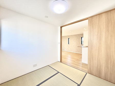 ���̑����� ���r���O�Ɨׂ荇���Ă���a���B�ق��ƈꑧ�ł���a�̋�Ԃ��Y�ꂸ�ɁB 