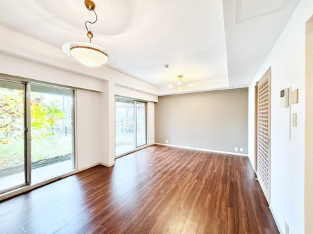 ���r���O ���R������荞�܂�A�Ƒ��c���̏ꏊ�𖾂邭���o