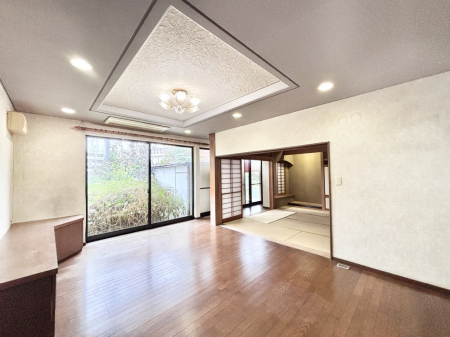 ̑ Ƒ̏Ί炪RƐ܂ĂAȕ͋C̃_CjOɎdオĂ܂ 