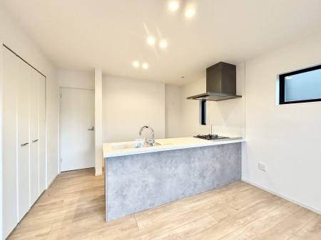 �L�b�`�� ���r���O�ŗV�Ԃ��q�l�������Ȃ��炨�������ł���ΖʃL�b�`��