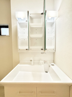 ���ʑ�E���ʏ� �O�ʋ��̗��ɁA���ϕi��q���p�i�Ȃǂ����[�\�B���ʑ����������ƕۂ��܂��I  