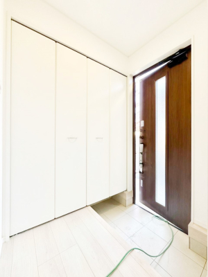 ���� �K���X�X���b�g�̓��������փh�A�������Ɍ���͂��Ă���܂�